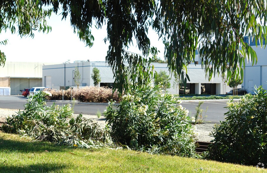 651 Stone Rd, Benicia, CA à louer - Photo du bâtiment - Image 2 de 2