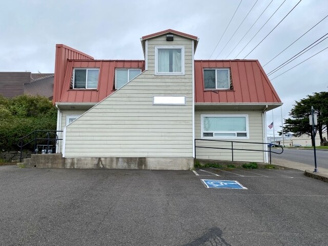 242 W Olive St, Newport, OR à vendre - Photo du bâtiment - Image 3 de 4