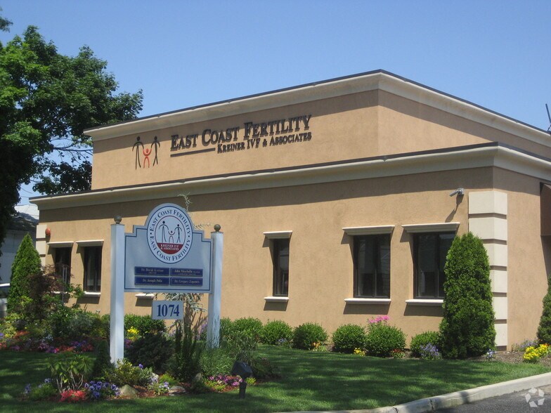 1074 Old Country Rd, Plainview, NY à louer - Photo du bâtiment - Image 3 de 7