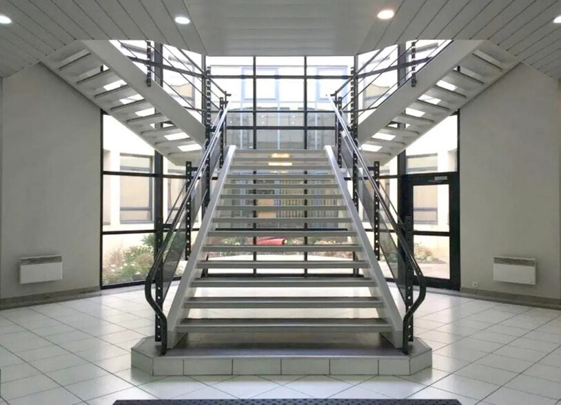 Office in Guyancourt for lease - Building Photo - Image 1 of 4