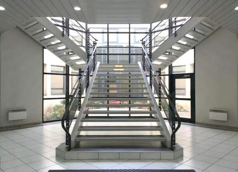 Bureau dans Guyancourt à louer - Photo du bâtiment - Image 1 de 4