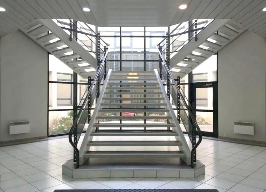 Office in Guyancourt for lease Building Photo- Image 1 of 5