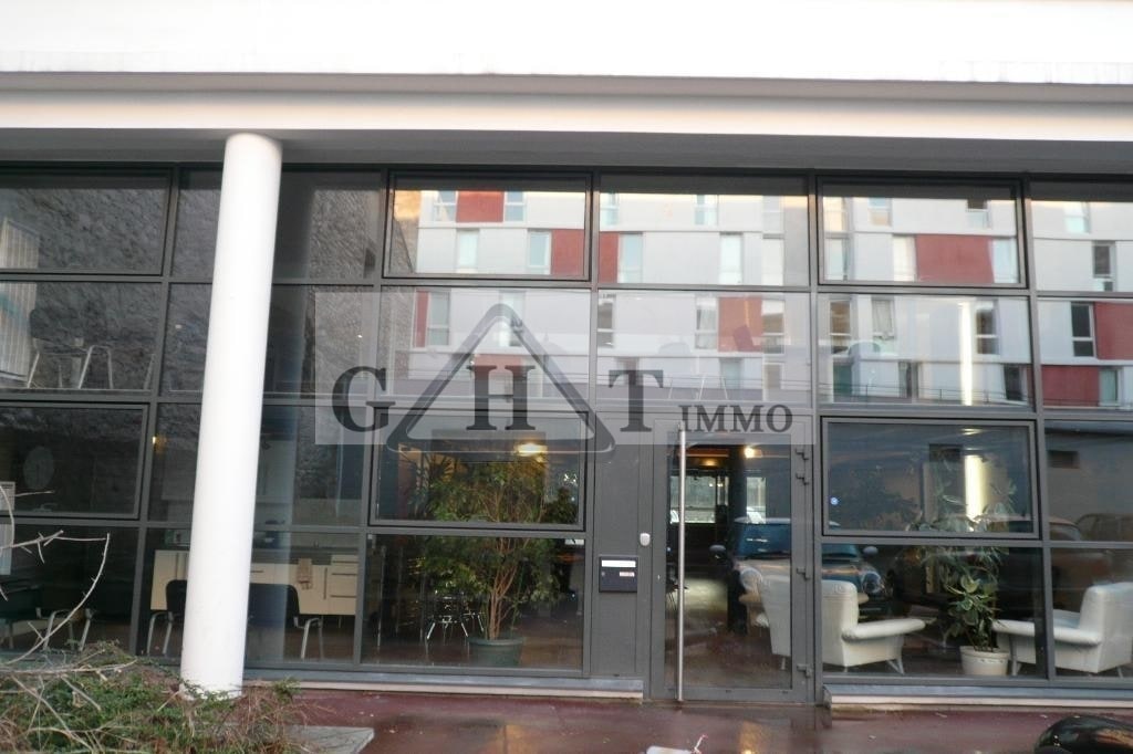 Office in Ivry-sur-Seine for lease Building Photo- Image 1 of 12