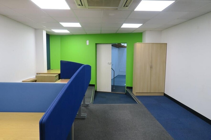 137 Blenheim Rd, Harrow à vendre - Photo du bâtiment - Image 2 de 8