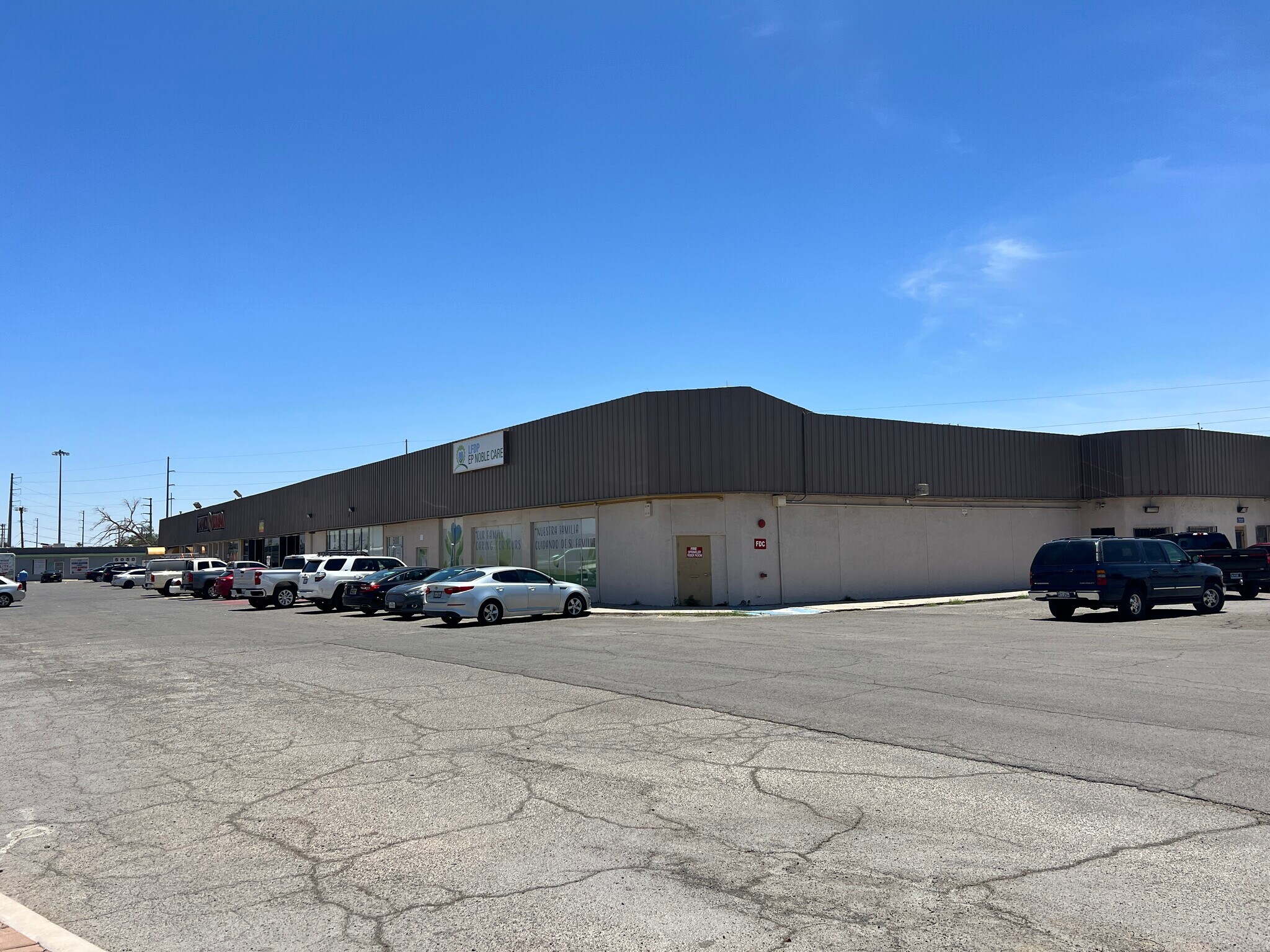 5000-5038 Alameda Ave, El Paso, TX à louer Photo du bâtiment- Image 1 de 10