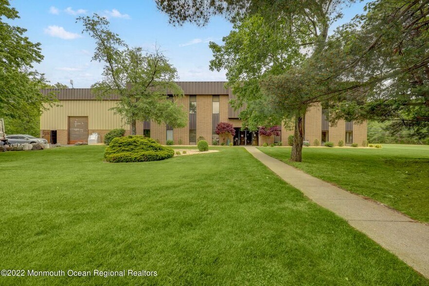 704 Ginesi Dr, Morganville, NJ à louer - Photo du bâtiment - Image 2 de 15