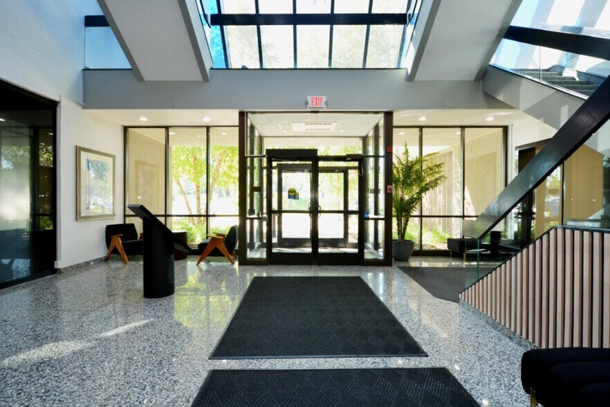 2277 W Highway 36, Roseville, MN à louer - Photo du bâtiment - Image 2 de 10