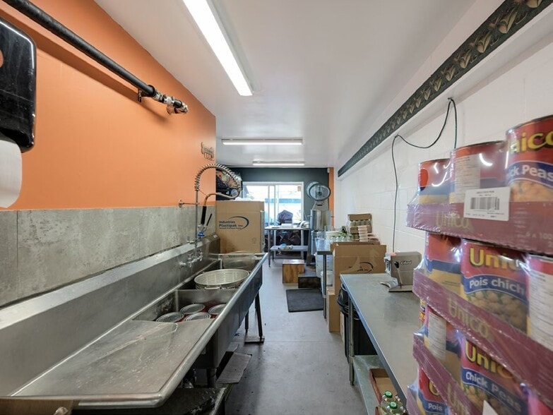 555 Hillside Ave, Victoria, BC for sale - Interior Photo - Image 3 of 8