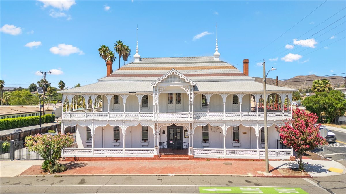 201 W Graham Ave, Lake Elsinore, CA à vendre Photo du bâtiment- Image 1 de 1