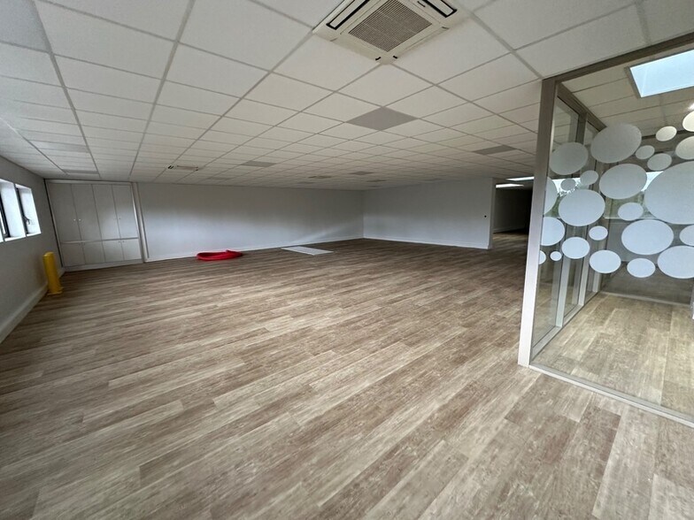 Bureau dans Rillieux-la-Pape à louer - Photo du bâtiment - Image 2 de 12