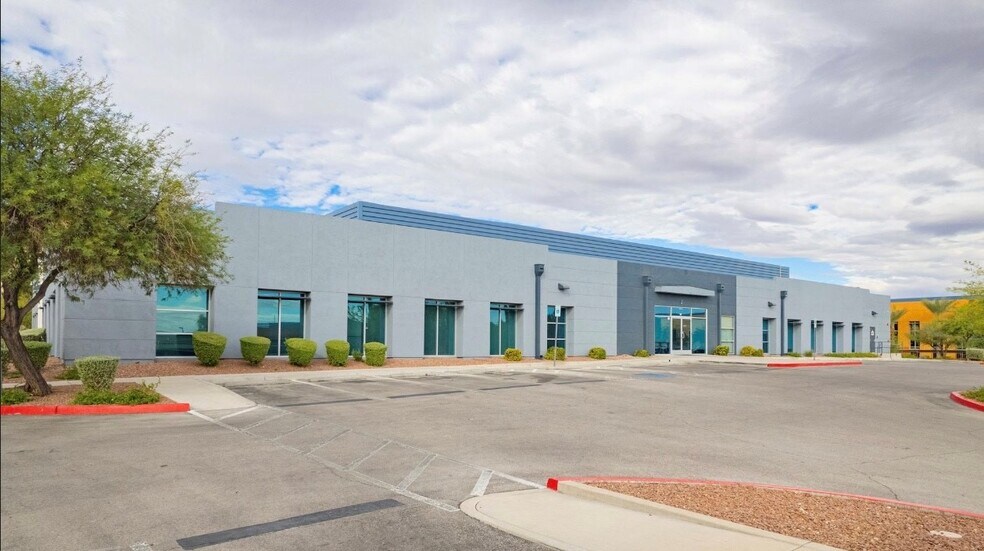 9970 W Cheyenne Ave, Las Vegas, NV à louer - Photo du bâtiment - Image 1 de 2