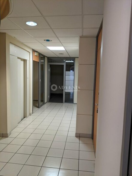 Retail in Orléans for lease - Building Photo - Image 3 of 7