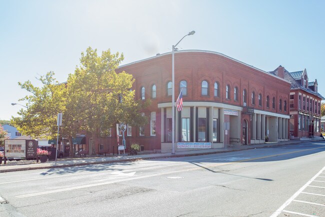 Plus de détails pour 97-103 Elm St, Millbury, MA - Commerce de détail à louer