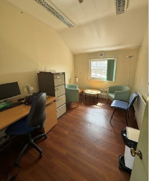 15 Thorne Close, London for sale - Building Photo - Image 3 of 5