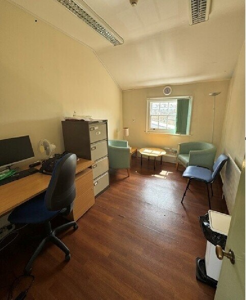 15 Thorne Close, Londres à vendre - Photo du bâtiment - Image 3 de 5