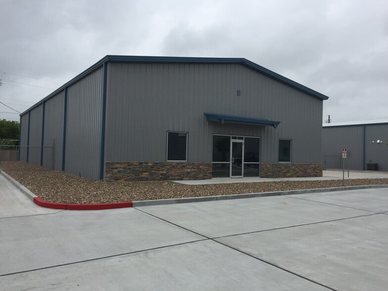 8233 Leopard St, Corpus Christi, TX for lease - Building Photo - Image 3 of 12