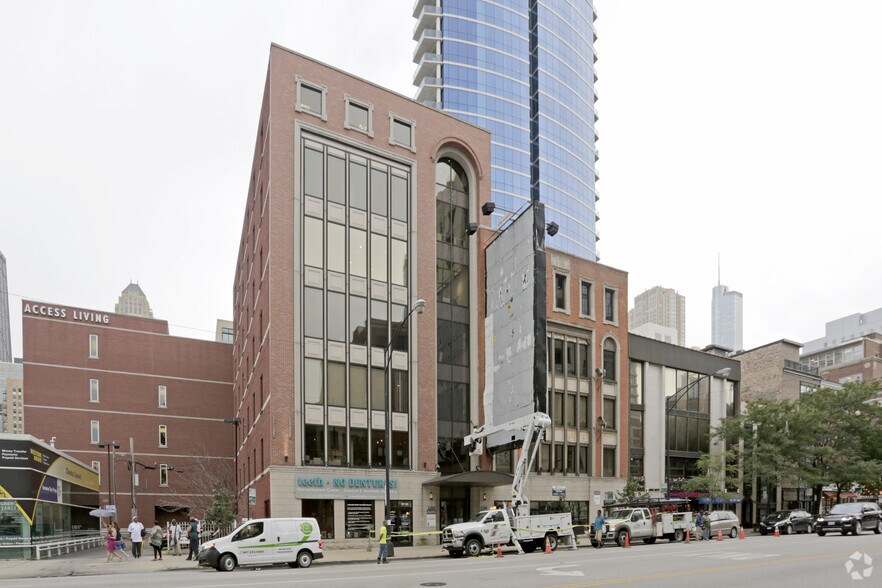 747 N LaSalle St, Chicago, IL à louer - Photo du bâtiment - Image 2 de 14