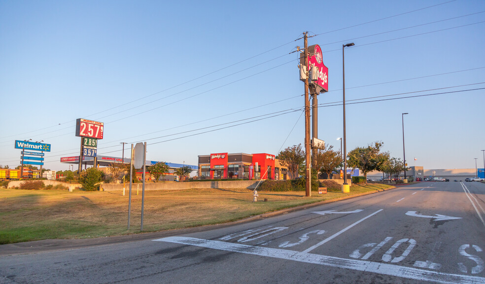 2215 S Loop 256, Palestine, TX for lease - Building Photo - Image 2 of 2