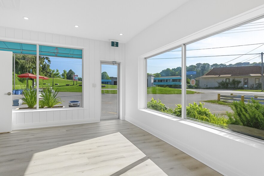 204 Carlow Rd, Central Elgin, ON à vendre - Photo du bâtiment - Image 3 de 22