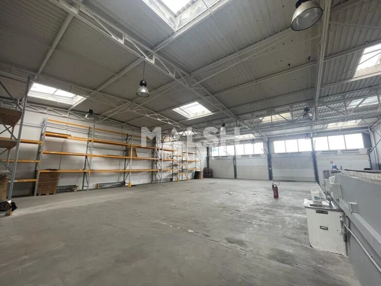 Flex in Saint-Priest for lease - Interior Photo - Image 2 of 5