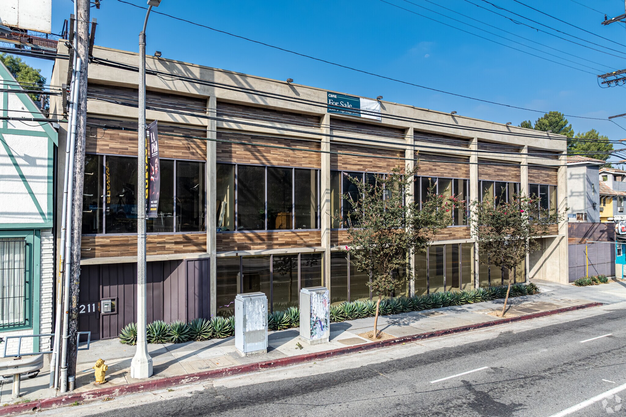3211 Cahuenga Blvd W, Los Angeles, CA à louer Photo principale- Image 1 de 24