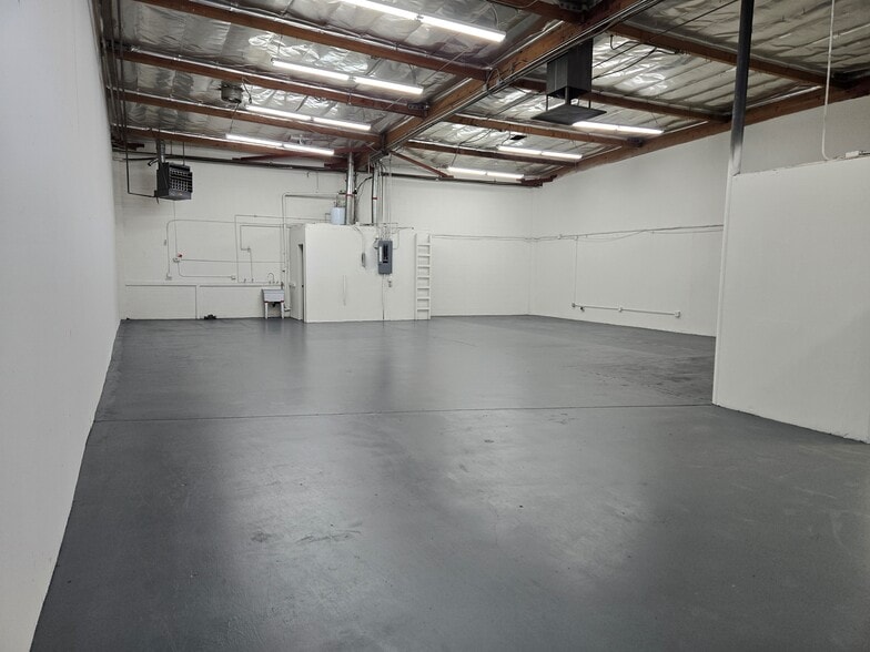 8819-8825 Shirley Ave, Northridge, CA for lease - Building Photo - Image 2 of 6