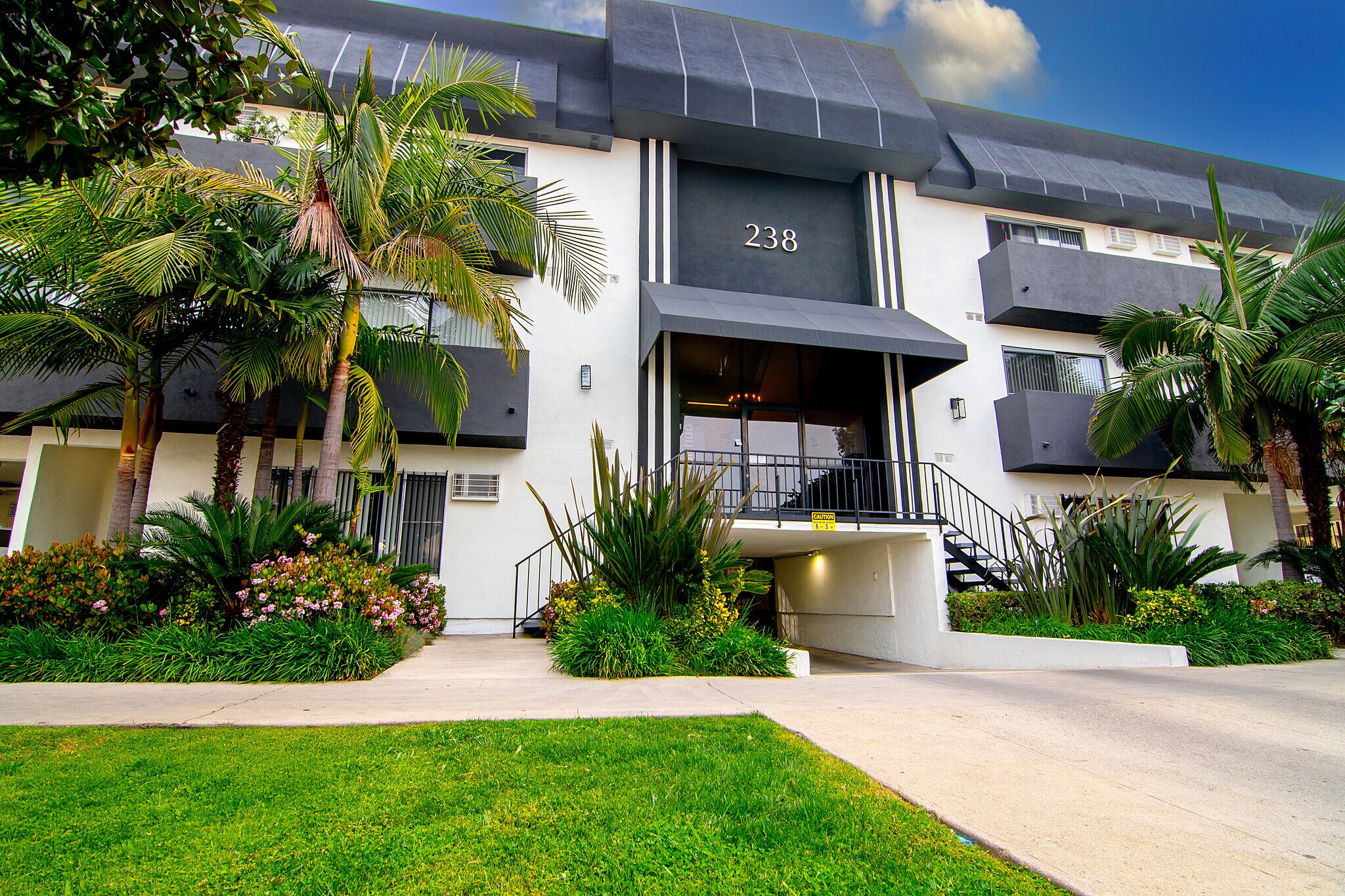 238 S Serrano Ave, Los Angeles, CA à vendre Photo du bâtiment- Image 1 de 1