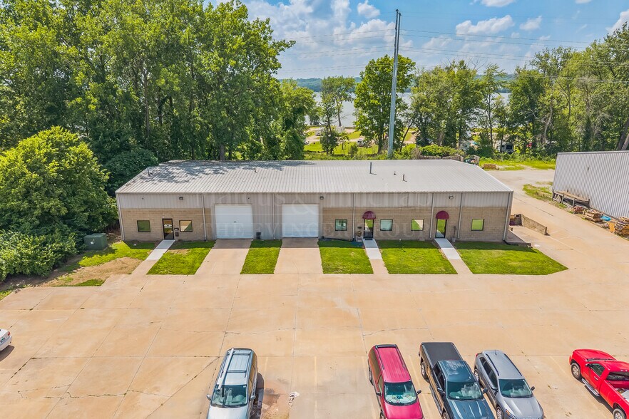 Thunderbird Commerce Park portefeuille de 8 propriétés à vendre sur LoopNet.ca - Photo du bâtiment - Image 2 de 7
