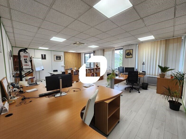 Office in Saint-Germain-en-Laye for lease - Building Photo - Image 3 of 7