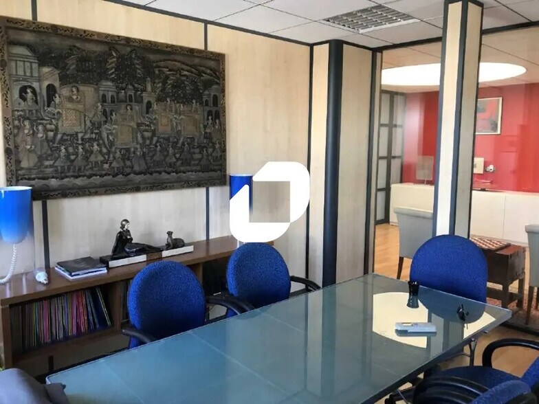 5 Rue Jean-Elysée Dupuy, Champagne-au-Mont-d'Or for lease - Building Photo - Image 2 of 6