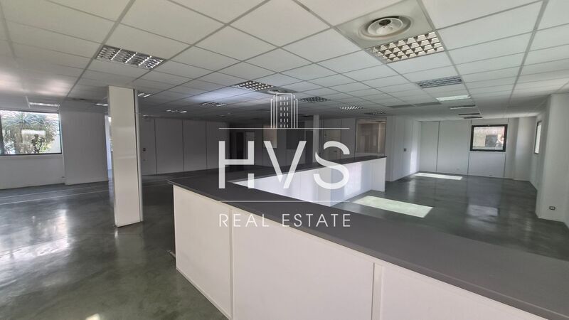 Flex in Aix En Provence for lease - Interior Photo - Image 2 of 8