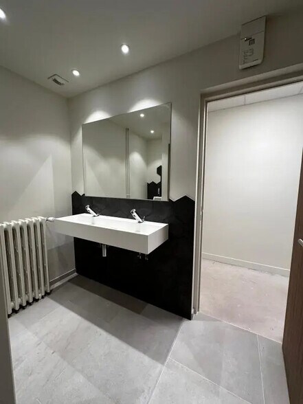 Bureau dans Saint-Denis à louer - Photo du bâtiment - Image 3 de 9