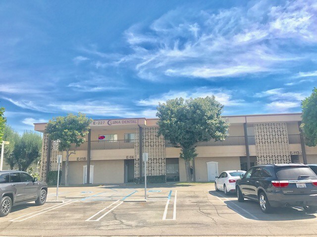 1125 E 17th St, Santa Ana, CA à louer - Photo du bâtiment - Image 3 de 28