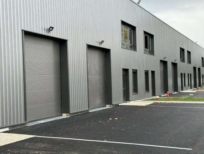 225 Avenue Des Marronniers, Bourgoin-Jallieu à vendre - Photo du bâtiment - Image 3 de 20