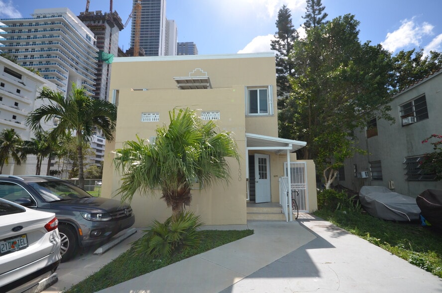 Assemblage in Edgewater portfolio of 3 properties for sale on LoopNet.ca - Primary Photo - Image 1 of 9