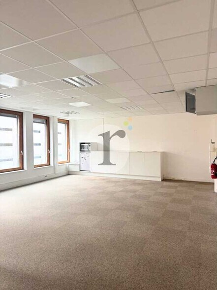 Office in Lille for lease - Interior Photo - Image 3 of 12