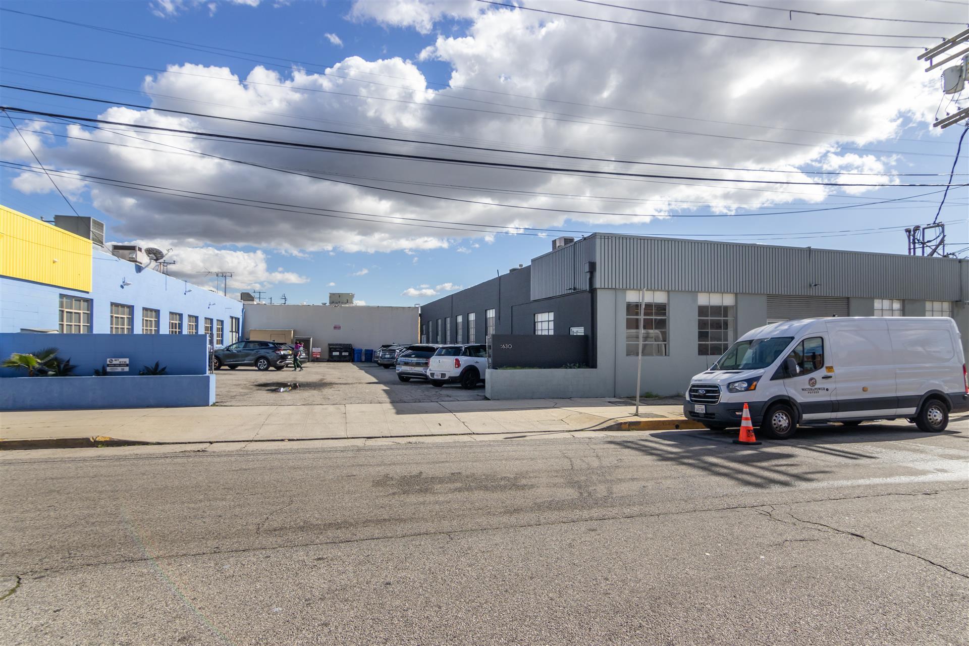 N San Fernando & Tyburn Industrial portefeuille de 4 propriétés à vendre sur LoopNet.ca Photo du bâtiment- Image 1 de 18