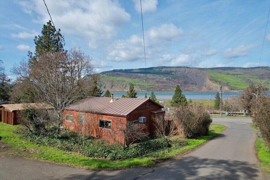 102 Idaho St, Mosier, OR à vendre - Photo du bâtiment - Image 2 de 11