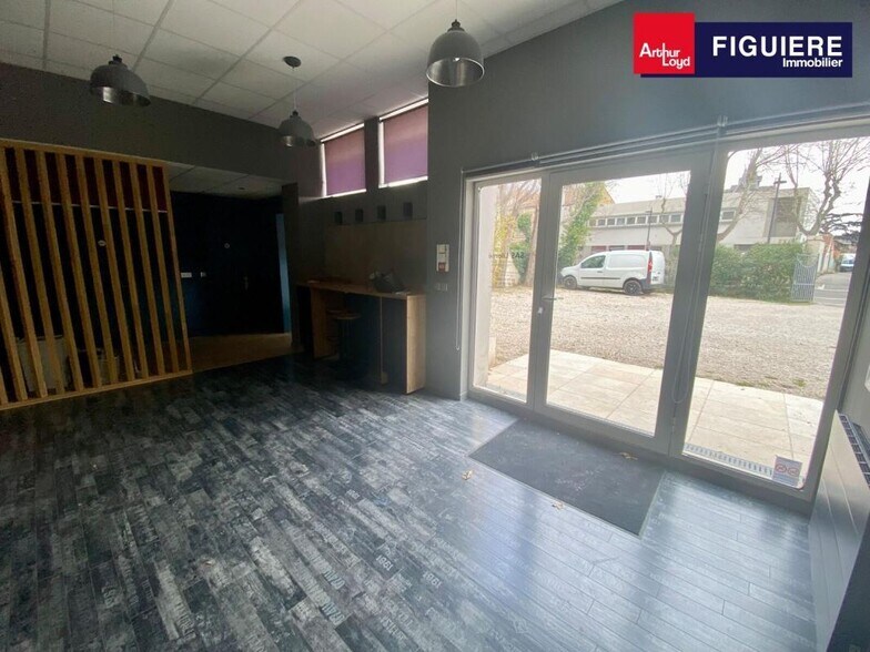 Flex in Salon-de-Provence for lease - Interior Photo - Image 3 of 15