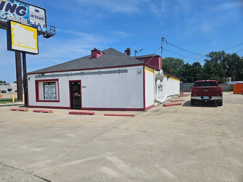 1914 NW Topeka Blvd, Topeka, KS à vendre - Photo du bâtiment - Image 3 de 3