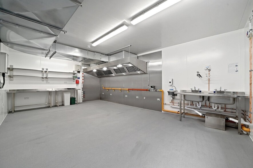 110-118 Markfield Rd, London for lease - Building Photo - Image 1 of 5