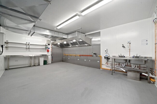 Plus de détails pour 110-118 Markfield Rd, Londres - Industriel à louer