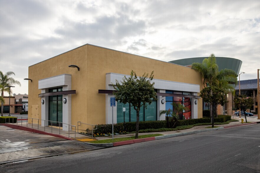 18120-18182 Pioneer Blvd, Artesia, CA à louer - Photo du bâtiment - Image 3 de 13