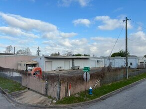 5734 Heffernan St, Houston, TX for lease Building Photo- Image 2 of 17