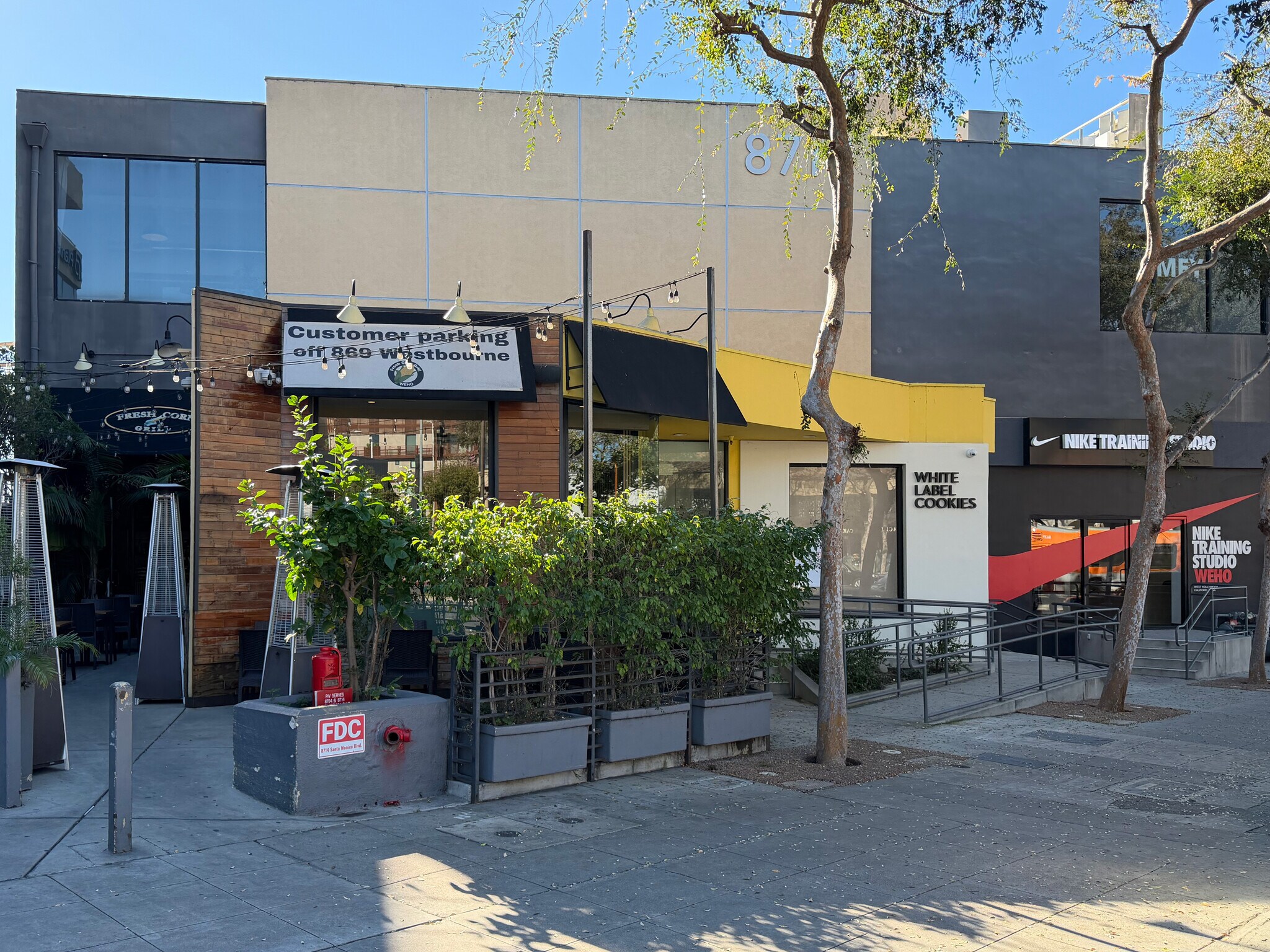 8714 Santa Monica Blvd, West Hollywood, CA à louer Photo intérieure- Image 1 de 7