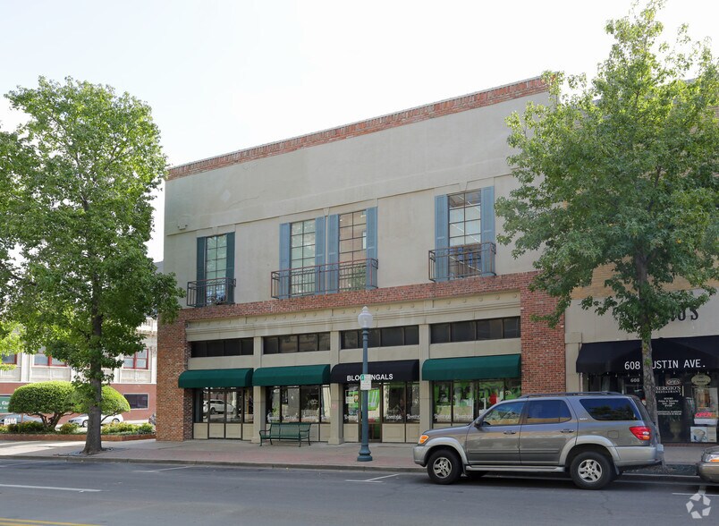 600 Austin Ave, Waco, TX à louer - Photo du bâtiment - Image 2 de 7