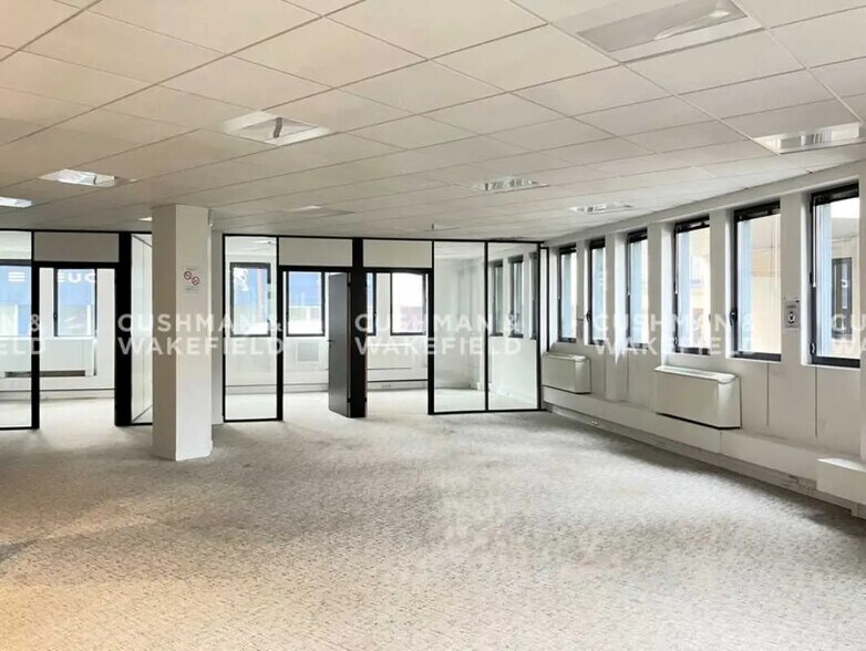 Office in Clichy for lease - Building Photo - Image 3 of 8