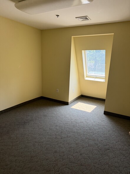270 Londonderry Tpke, Hooksett, NH à louer - Photo du bâtiment - Image 3 de 6
