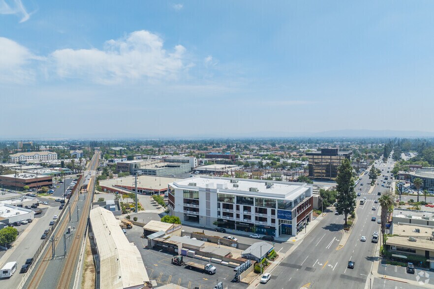 288 N Santa Anita Ave, Arcadia, CA à louer - Aérien - Image 3 de 9