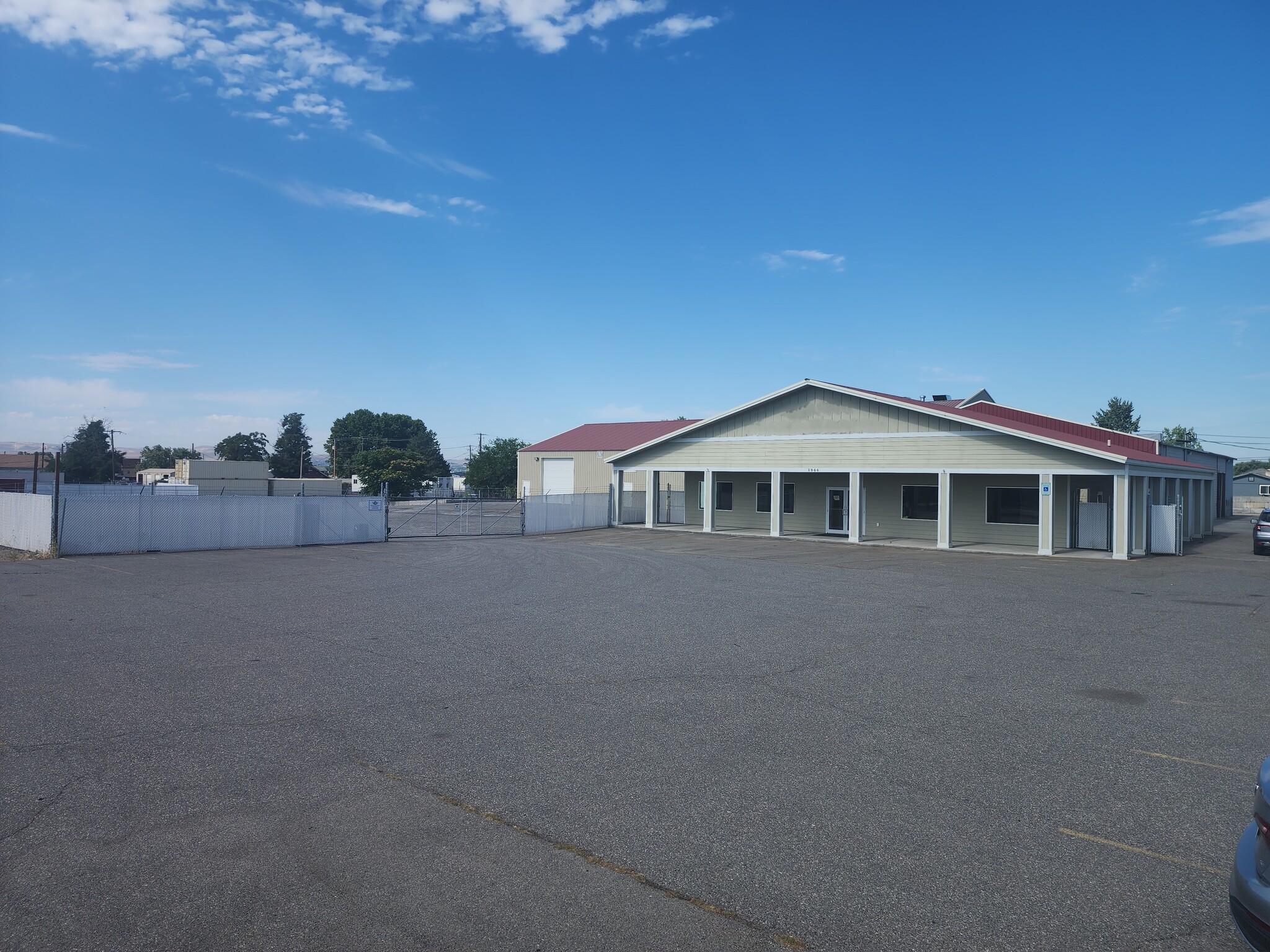 4th Avenue Properties portefeuille de 2 propriétés à vendre sur LoopNet.ca Photo principale- Image 1 de 13